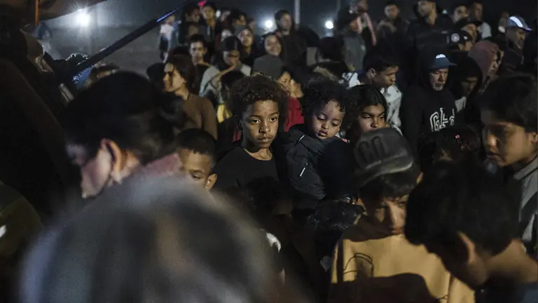 Migrantes permanecen varados en el paso fronterizo Chacalluta, donde esperan solucionar su situaci&oacute;n migratoria, el 3 de Mayo 2023, en Arica (Chile)./ EFE