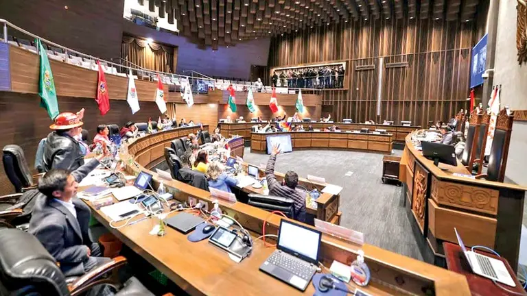 Senadores aprueban, en votación, la Ley del Oro./ SENADO