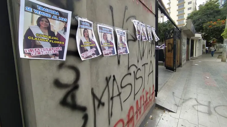 As&iacute;, grafiteada, qued&oacute; la casa de la concejal Claudia Flores. DICO SOL&Iacute;S