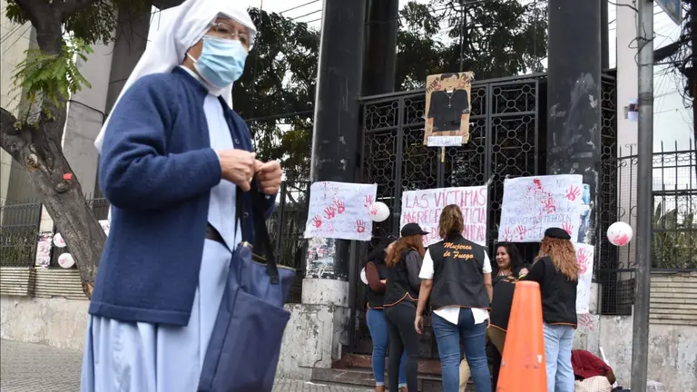 El colectivo Mujeres de Fuego protestan en puertas del Arzobispado de Cochabamba. NO&Eacute; PORTUGAL