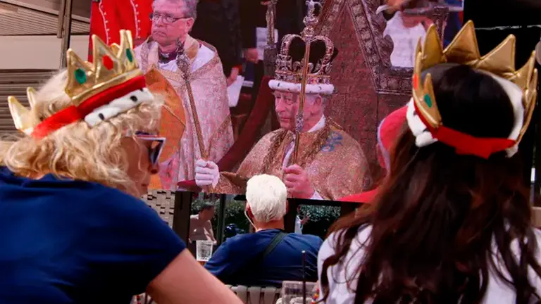 Un grupo de turistas brit&aacute;nicos siguen en directo la coronaci&oacute;n del rey Carlos III./ EFE