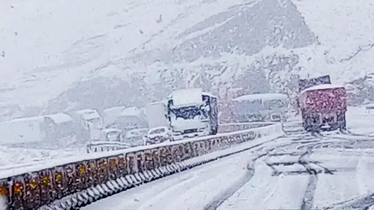 Nieve, lluvia, neblina y bajas temperaturas se imponen en Cochabamba, Oruro, La Paz y Potos&iacute; ./ Foto: Polic&iacute;a Boliviana