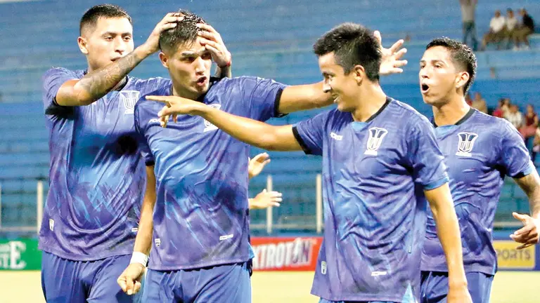 Futbolistas de Palmaflor celebran una conquista en Villa Tunari. / APG