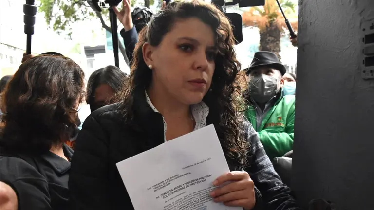 Con denuncia en mano, la concejal de S&uacute;mate, Daniela Cabrera, ingresa al TED. NO&Eacute; PORTUGAL