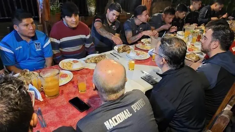 Evo Morales compartiendo la cena con jugadores de Nacional Potosí. SEO TV Deportes.