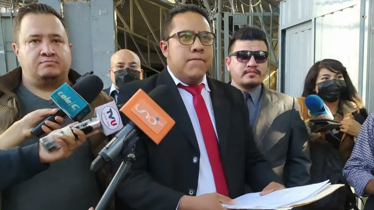 El delegado titular de la alianza S&uacute;mate, Andr&eacute;s Bra&ntilde;ez, en puertas del ente electoral. DICO SOL&Iacute;S