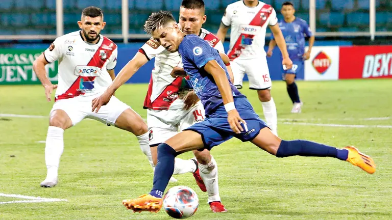 Una jugada del partido que Palma perdi&oacute; por 0-1 contra Nacional Potos&iacute; en el Tr&oacute;pico./ APG