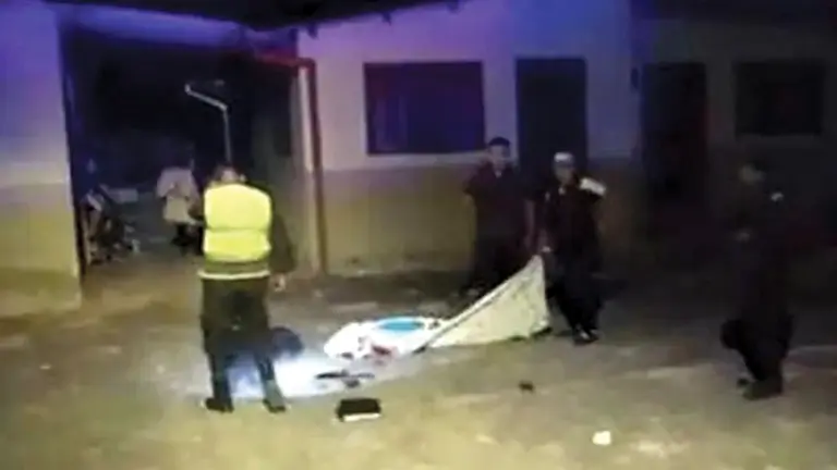 Policía realiza levantamiento legal del cadáver de la víctima en Puerto Quijarro./ FACEBOOK