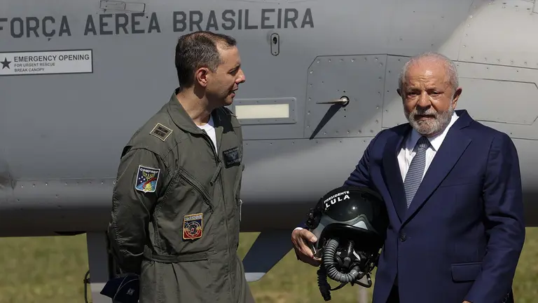 El presidente de Brasil, Luiz In&aacute;cio Lula da Silva, encabeza la inauguraci&oacute;n de la l&iacute;nea de producci&oacute;n de cazabombarderos Gripen en el pa&iacute;s./ EFE