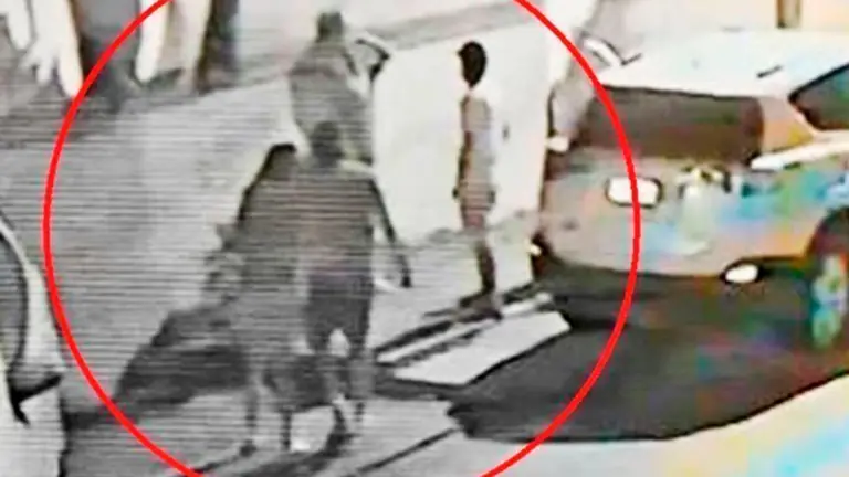 Imagen extra&iacute;da de una de las c&aacute;maras de seguridad en afueras de la discoteca donde se registraron parte de los hechos en Santa Cruz en 2018, caso "La Manada"./V&Iacute;A ABI