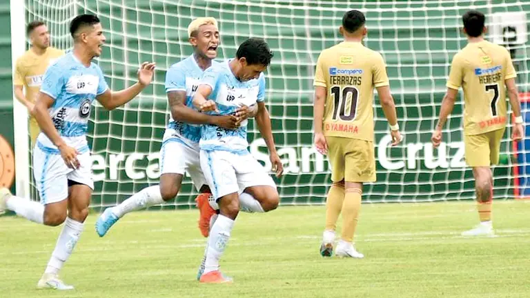 Jugadores de Vaca D&iacute;ez festejan el gol del 1-1./ APG