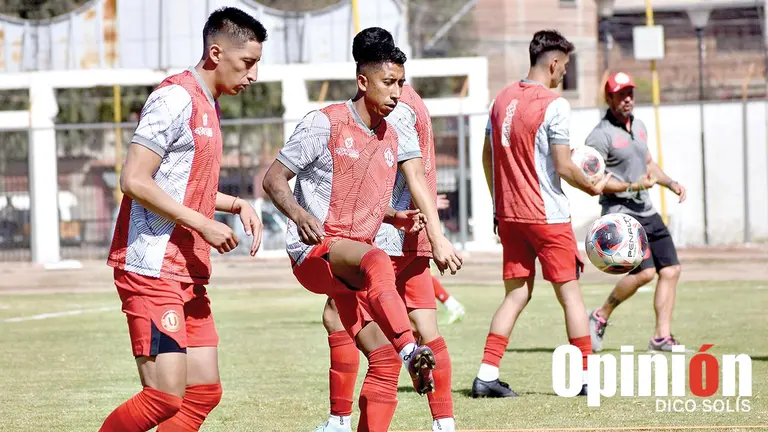 FC Universitario, durante un trabajo precompetitivo./ DICO SOL&Iacute;S