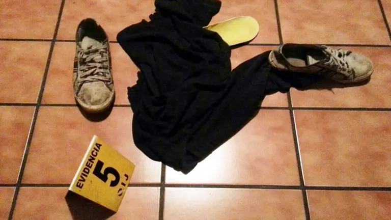Imagen referencial de los calzados usados de un ladr&oacute;n. LA NACI&Oacute;N
