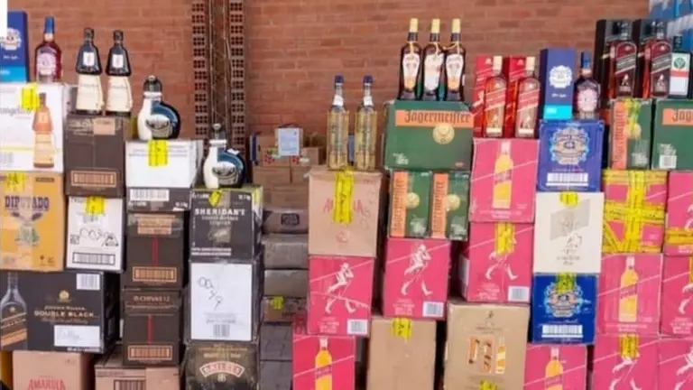 Parte de las bebidas alcoh&oacute;licas que fueron comisadas por la Aduana, en Cochabamba. ADUANA NACIONAL