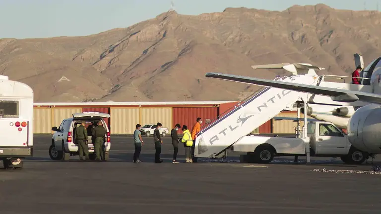 Migrantes hondure&ntilde;os suben a un avi&oacute;n fletado por el Servicio de Control de Inmigraci&oacute;n y Aduanas (ICE, por su sigla en ingl&eacute;s) para ser devueltos a su pa&iacute;s, el 10 de mayo de 2023, desde el aeropuerto de El Paso, Texas (EEUU)./ EFE
