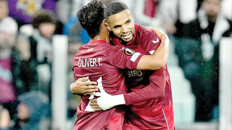 En-Nesyri festeja su gol para Sevilla con Oliver Torres./ SEVILLA FC