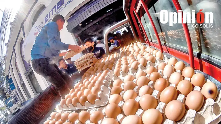 Decenas madrugan y copan Emapa para comprar huevos./ NO&Eacute; PORTUGAL