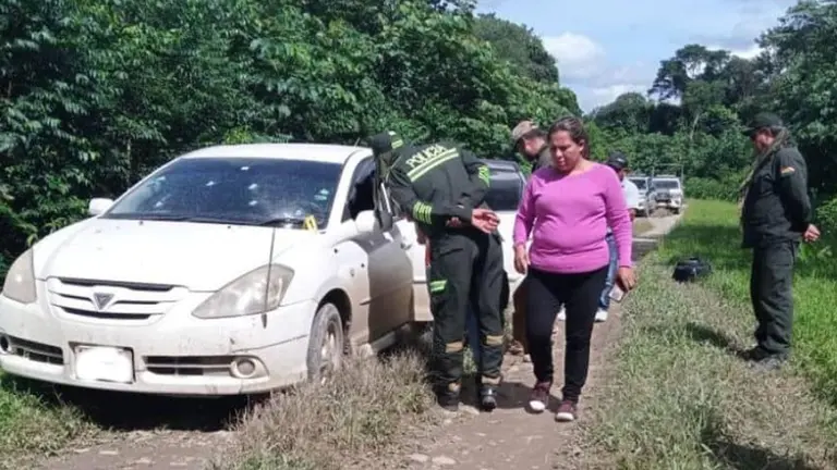 Auto en el que encontraron a pareja acribillada en Chimor&eacute;. RR.SS.
