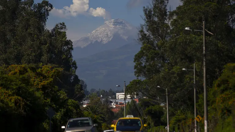 Fotograf&iacute;a del volc&aacute;n Cotopaxi mientras emana vapor de agua, en Quito (Ecuador)./ EFE