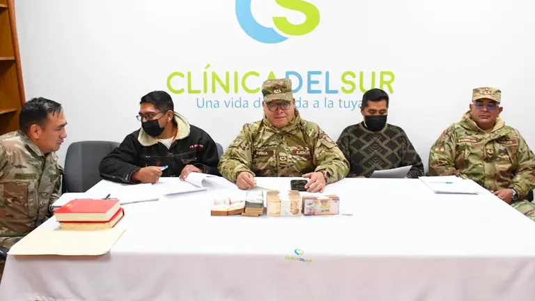El Comandante y el dinero que se entregó este viernes. EJERCITO