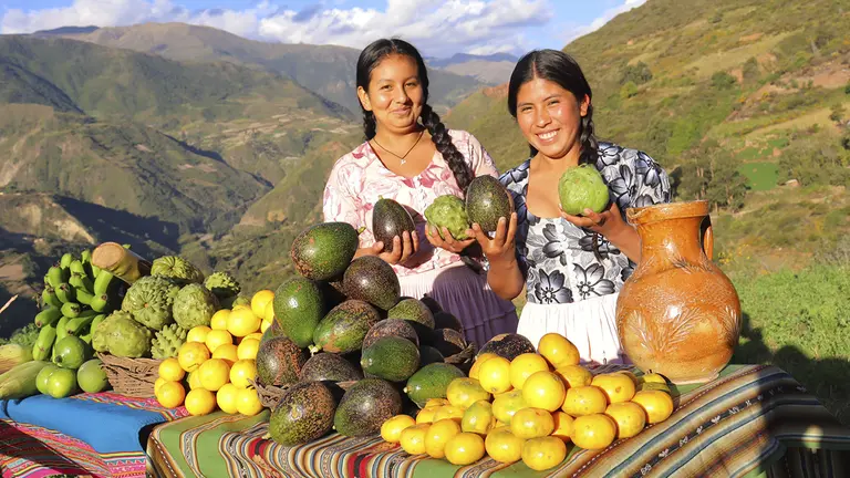 Presentaci&oacute;n de la Feria de la Chirimoya, Palta y frutas./ LUIS MAMANI