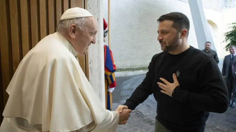 El papa Francisco, el presidente ucraniano, Volodimir Zelensky./RTVE