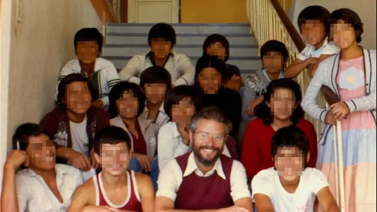 Francesc Peris, apodado 'Chesco', acusado de abusar de ni&ntilde;as, posa junto a un grupo de alumnos del colegio Juan XXIII de Cochabamba, en los a&ntilde;os ochenta./TOMADA DE EL PA&Iacute;S