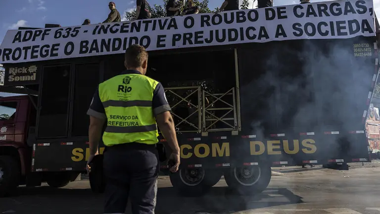 Una persona observa la manifestaci&oacute;n de los camioneros hoy, en contra de la violencia y el gran n&uacute;mero de robos de carga, en el estado de R&iacute;o de Janeiro (Brasil). /EFE