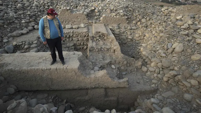 El arque&oacute;logo Pieter Van Dalen Luna observa una chacana (cruz andina), el 12 de mayo de 2023, en la provincia de Huaral al sur de Lima (Per&uacute;)./ EFE