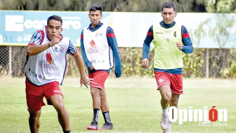 Wilstermann lleva adelante una pr&aacute;ctica en la cancha principal de su complejo ubicado en la laguna Alalay./ DICO SOL&Iacute;S