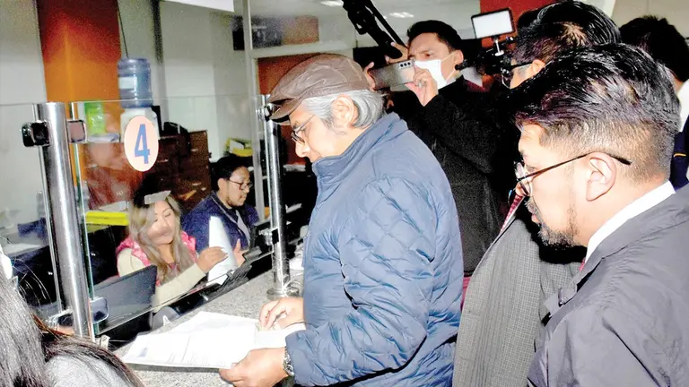 El procurador Wilfredo Ch&aacute;vez cuando presentaba la denuncia contra Alfonso Pedrajas./ ABI