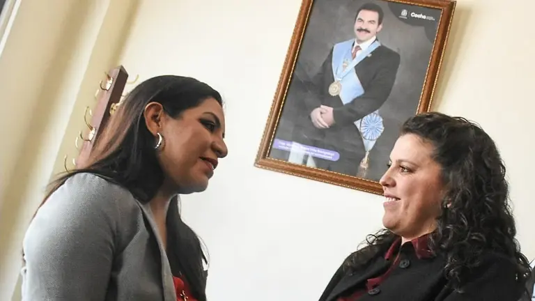 Las concejales Daniela Cabrera (der) y Claudia Flores (izq). DICO SOL&Iacute;S