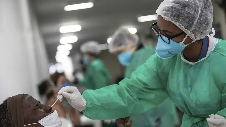 Una persona se hace una prueba para detectar el covid-19 en el Centro de Salud Municipal Heitor Beltr&atilde;o, en una fotograf&iacute;a de archivo./ EFE