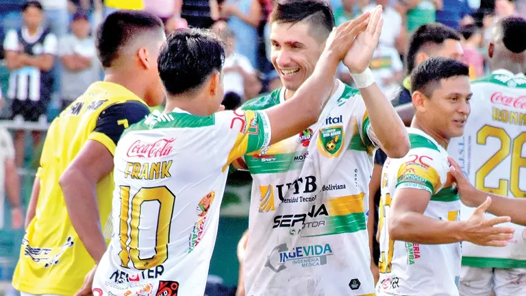 Jugadores de Mamor&eacute; celebran un gol en Trinidad./ APG
