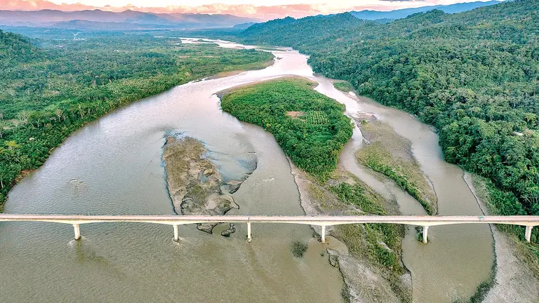 Un puente atraviesa un &aacute;rea natural de Bolivia./ CORTES&Iacute;A