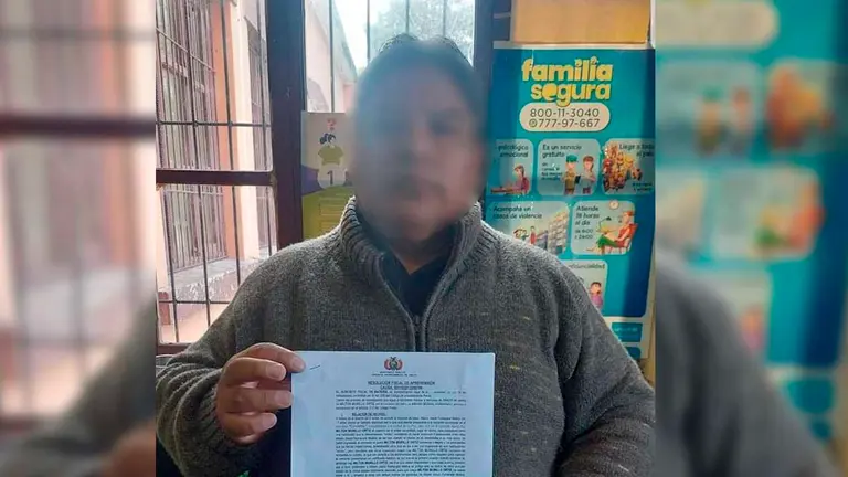 El sacerdote en dependencias policiales. EDUARDO DEL CASTILLO