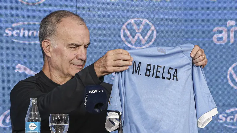 El nuevo entrenador de la selecci&oacute;n uruguaya, Marcelo Bielsa, recibe una camiseta de la selecci&oacute;n durante su presentaci&oacute;n oficial en el Estadio Centenario en Montevideo (Uruguay)./ EFE