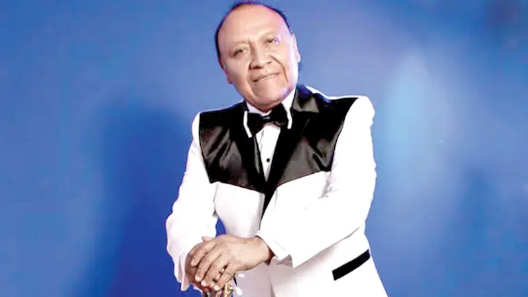 El guitarrista Jaime Hito posa junto a su instrumento musical./ JAIME HITO