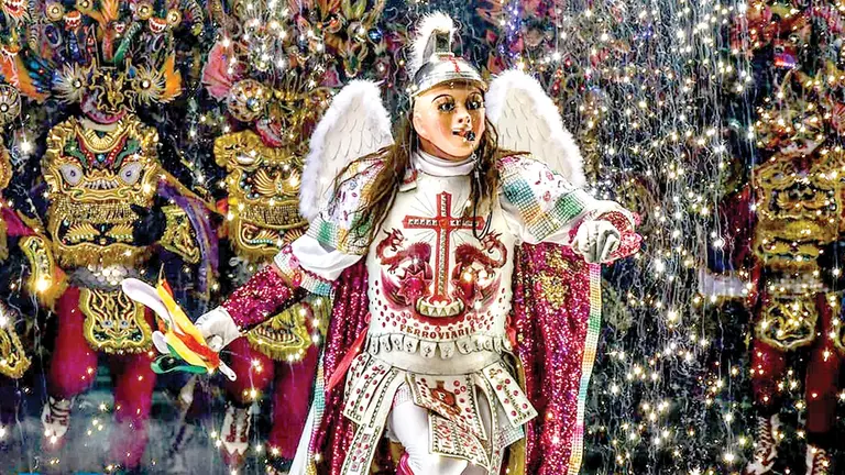 Un bailar&iacute;n representa a un &aacute;ngel en la danza de diablada./ APG