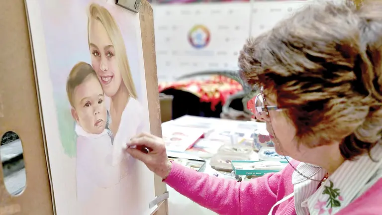 Una artista pinta un retrato durante el lanzamiento de la Noche de Museos./ DICO SOL&Iacute;S