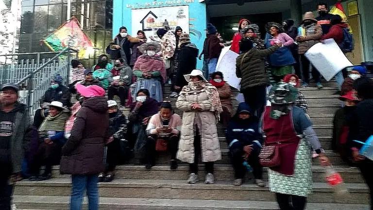 Comerciantes en puertas de la Alcald&iacute;a tapiada de Colcapirhua. ROBERTO CRUZ