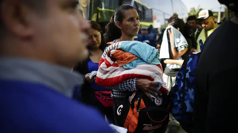Migrantes venezolanos esperan su traslado en bus hacia Nicaragua en Paso Canoas, poblaci&oacute;n fronteriza entre Panam&aacute; y Costa Rica, en una fotograf&iacute;a de archivo./ EFE