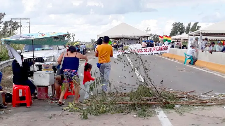 El sector del Puente de la Amistad, en Santa Cruz, bloqueado por productores de caña y soya./ ERBOL