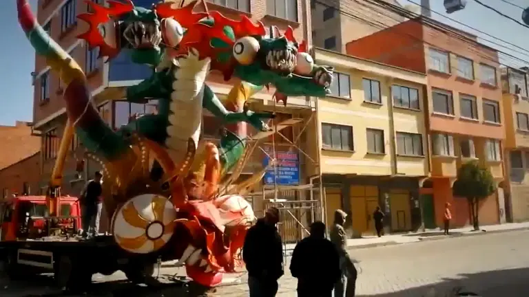 M&aacute;scara de diablada de siete metros hecha por Garc&iacute;a./ CAPTURA DE VIDEO JUAN GARC&Iacute;A