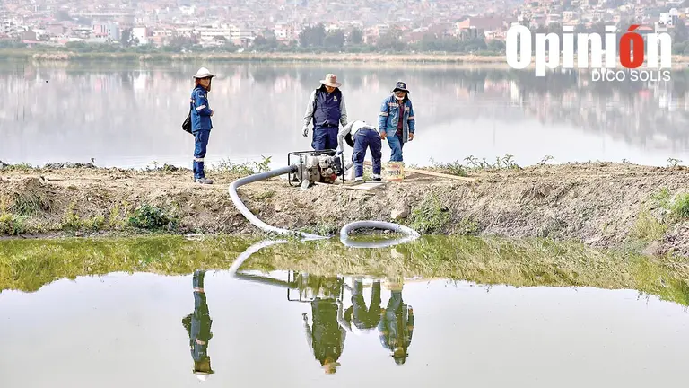 Trabajos de limpieza en la laguna Alalay./ DICO SOL&Iacute;S