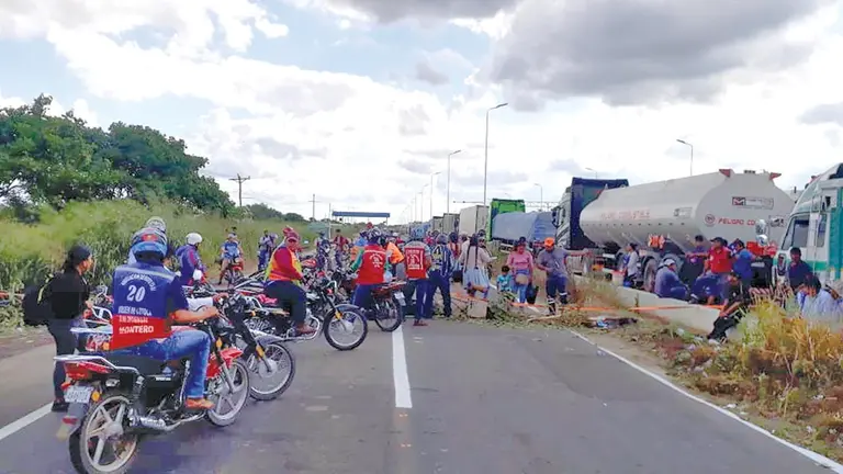 Bloqueo de productores de soya y ca&ntilde;a de az&uacute;car en la carretera Cochabamba - Santa Cruz./ ERBOL