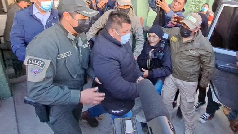 Santos Cruz al salir de celdas policiales./ ERBOL.