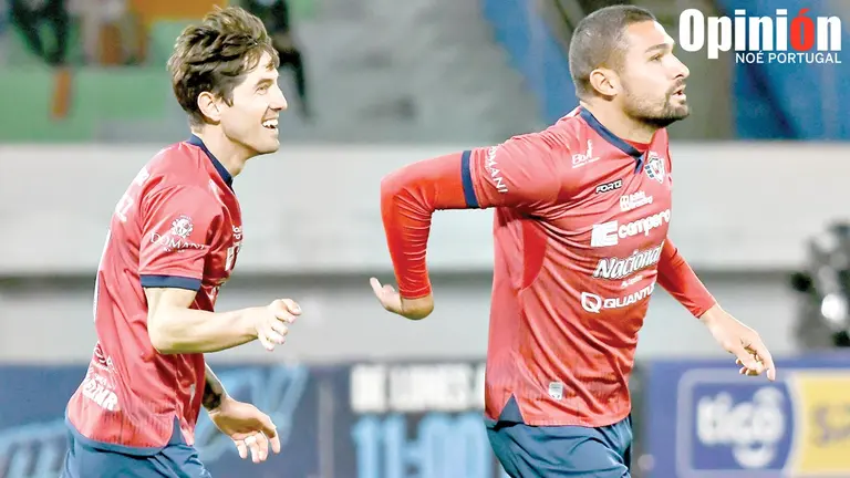 Miguel Bianconi (d) y Pancho Rodríguez (i) celebran una conquista en un partido anterior del Imperio Escarlata. /  NOÉ PORTUGAL