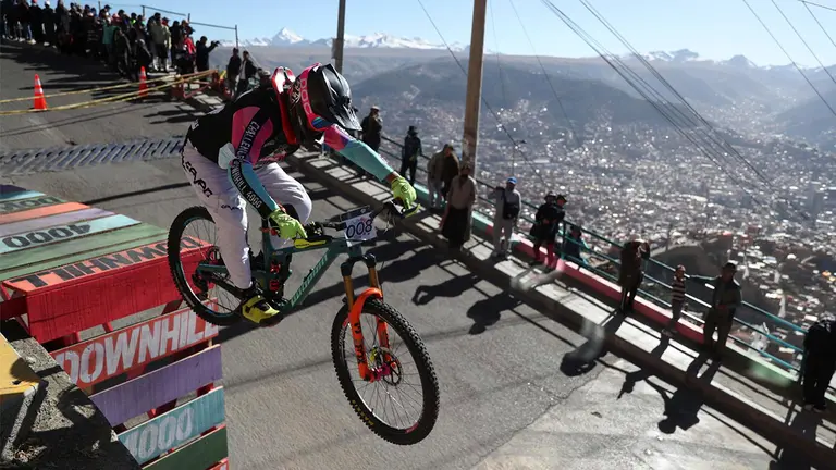 Un ciclista recorre el descenso downhill 400 este 21 de mayo de 2023, en La Paz (Bolivia)./ EFE