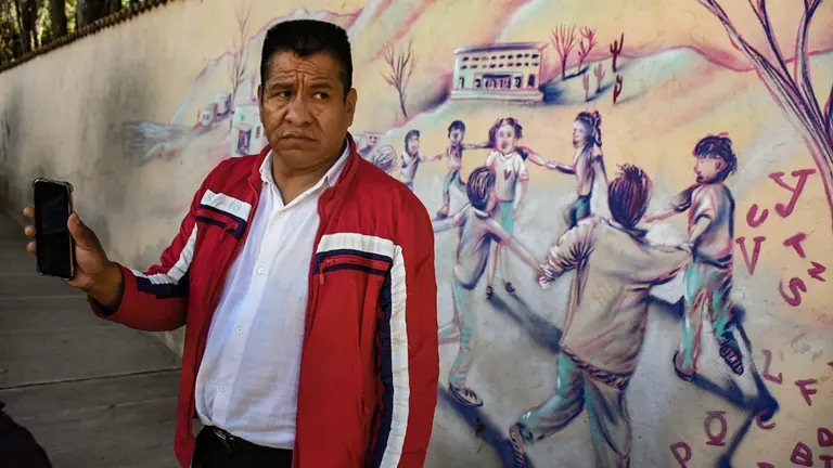 El exjesuita Pedro Lima, durante su visita al colegio Juan XXIII, en Cochabamba. DICO SOL&Iacute;S